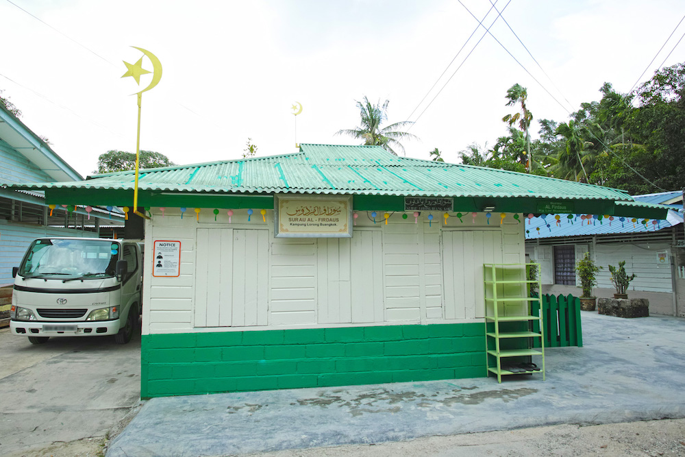 Built in 1960s, Surau Al-Firdaus Lorong Buangkok is located within Lorong Buangkok—the last known kampung in mainland Singapore.